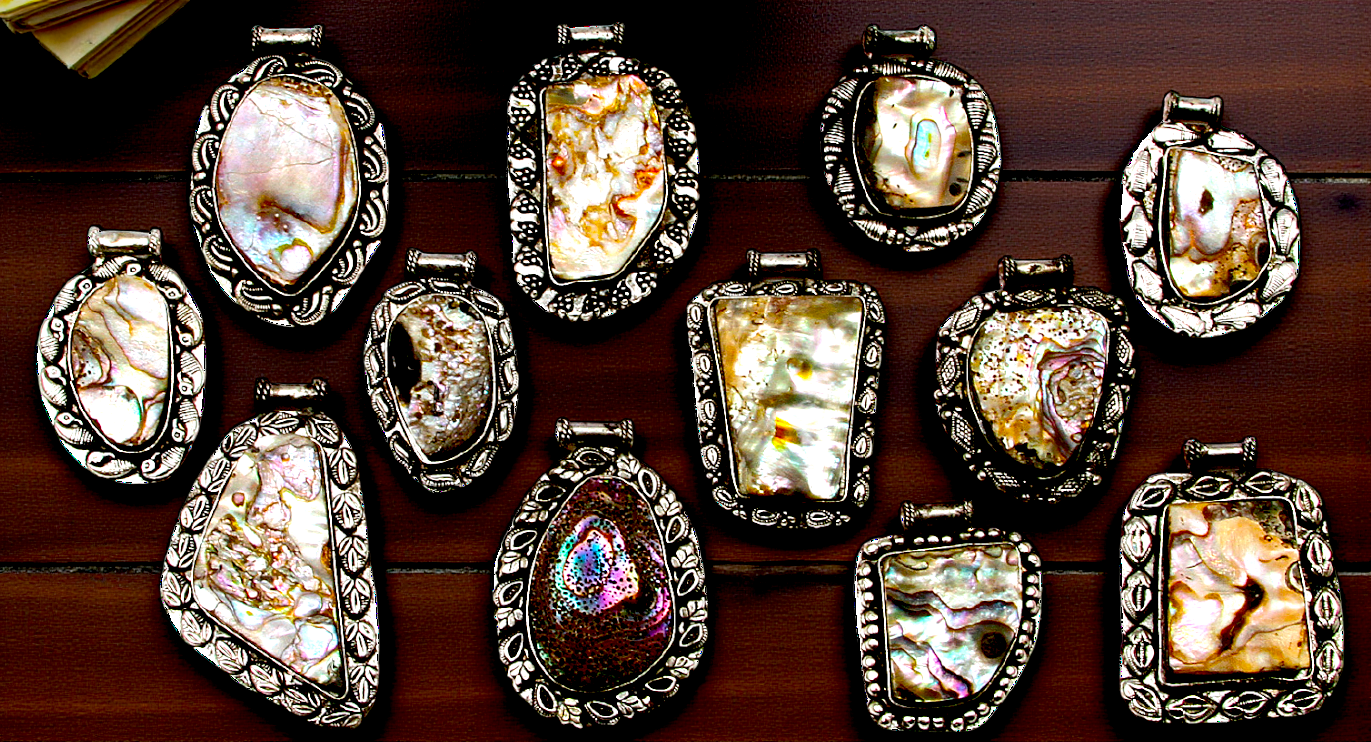 #3031 (Assorted Abalone Pendants With Silver Casting 2 - 3")