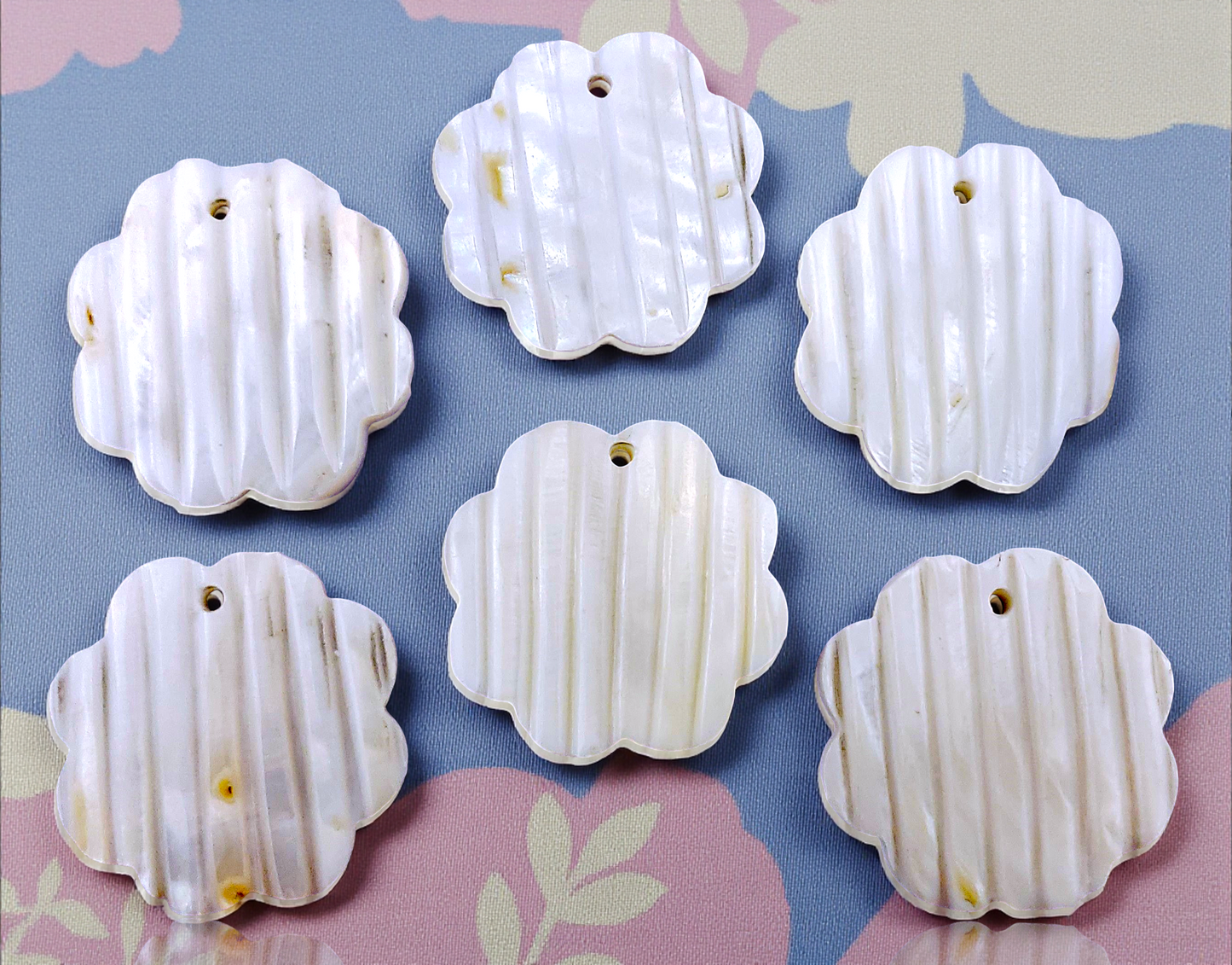 #3047 (Cardium Shell Flower Pendant 1 3/8")