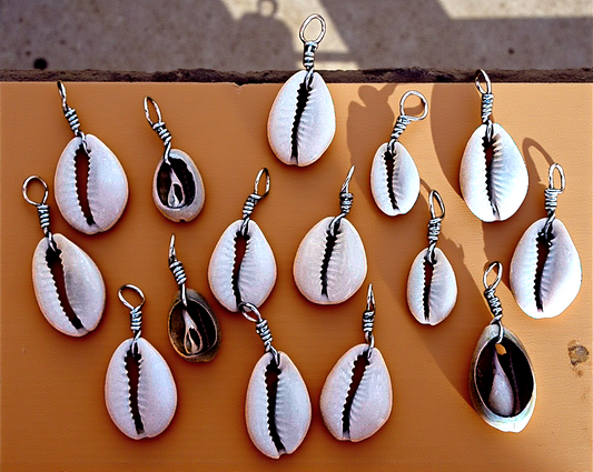 #9121 (Wire-Wrapped Half-Cut Ringtop Cowrie Pendant) (1/2 - 3/4")